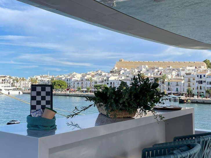 SHADES OF GREY Sunreef 80 - flybridge bar SHADES OF GREY Sunreef 80 - flybridge bar