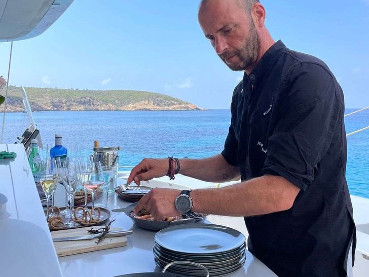 SHADES OF GREY Sunreef 80 - chef in action SHADES OF GREY Sunreef 80 - chef in action