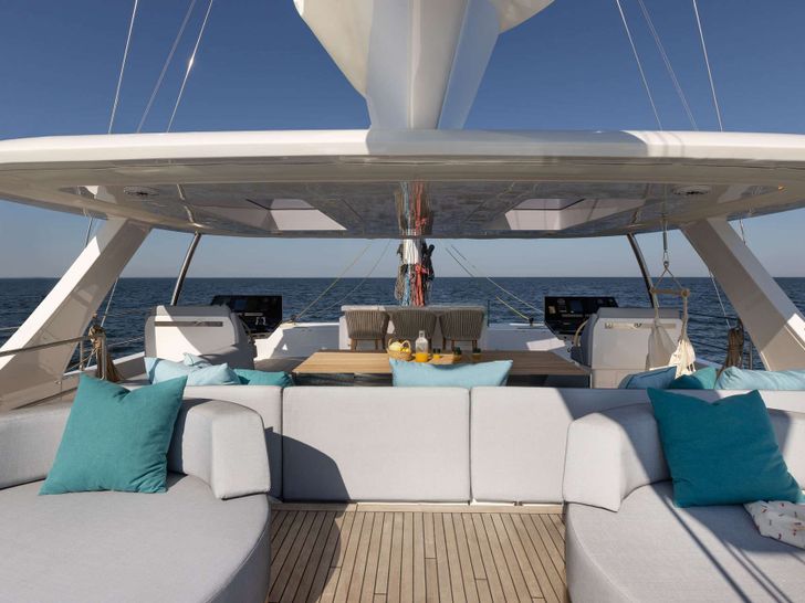 MISCHIEVOUS Sunreef 80 - flybridge lounge MISCHIEVOUS Sunreef 80 - flybridge lounge