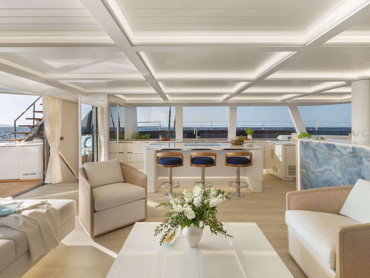 MISCHIEVOUS Sunreef 80 - saloon seating and bar area MISCHIEVOUS Sunreef 80 - saloon seating and bar area