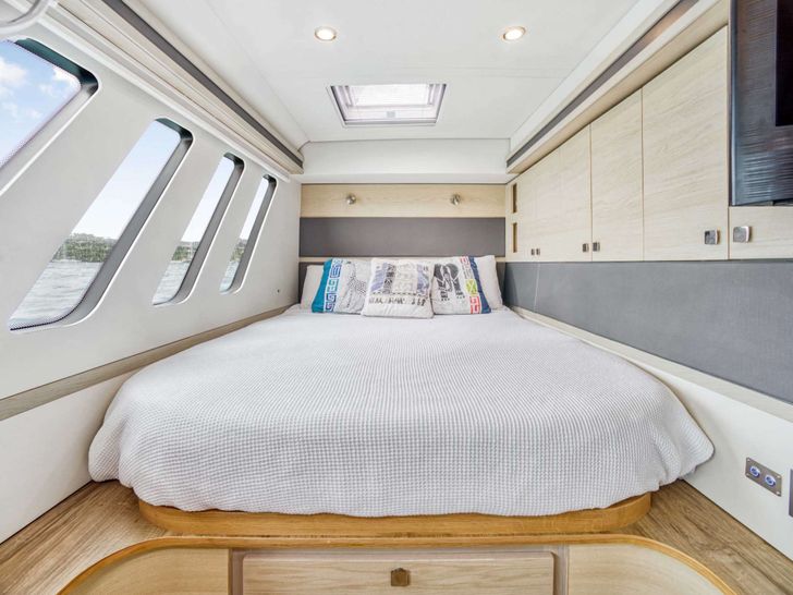 WILD RUMPUS Xquisite X5 main cabin bed WILD RUMPUS Xquisite X5 main cabin bed