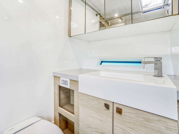 WILD RUMPUS Xquisite X5 VIP cabin bathroom WILD RUMPUS Xquisite X5 VIP cabin bathroom