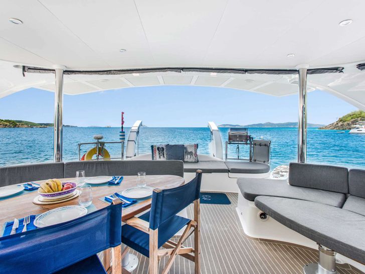 WILD RUMPUS Xquisite X5 aft deck lounging and dining area WILD RUMPUS Xquisite X5 aft deck lounging and dining area