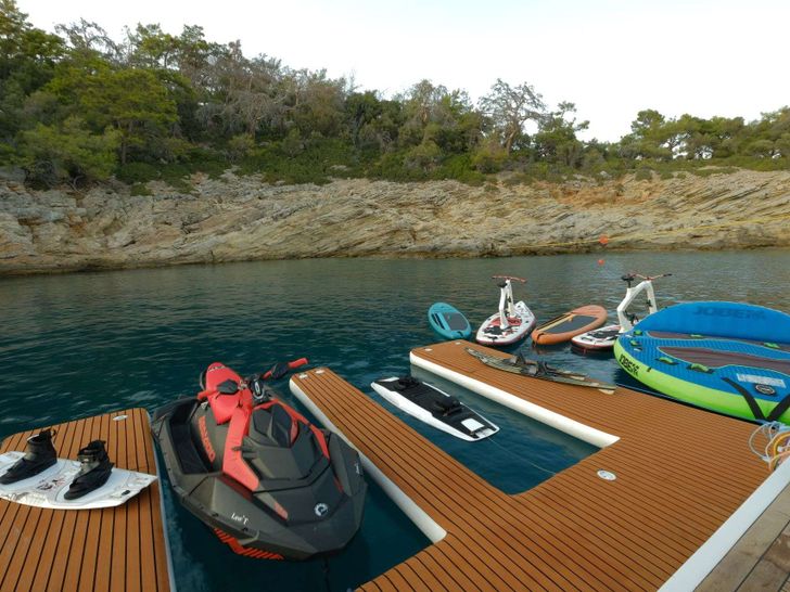 LOVE T Azimut Grande 35m - water toys LOVE T Azimut Grande 35m - water toys
