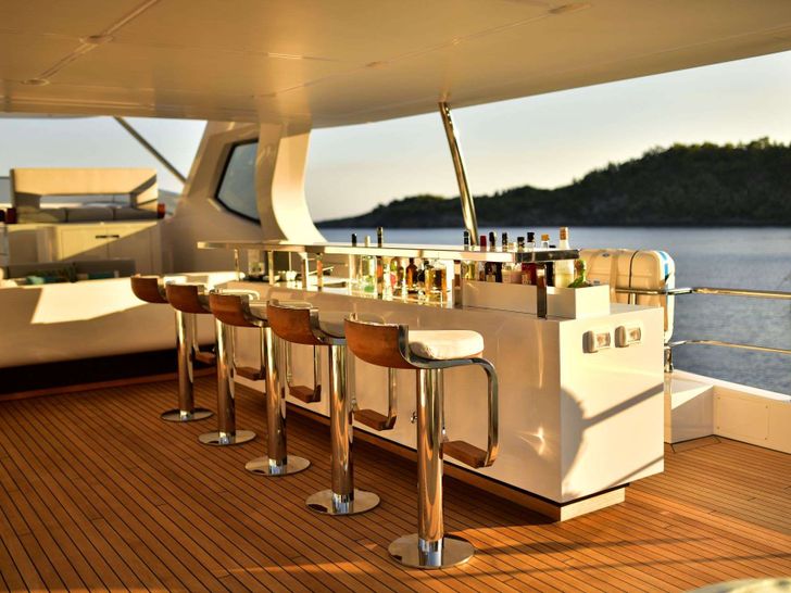 LOVE T Azimut Grande 35m - sundeck bar LOVE T Azimut Grande 35m - sundeck bar