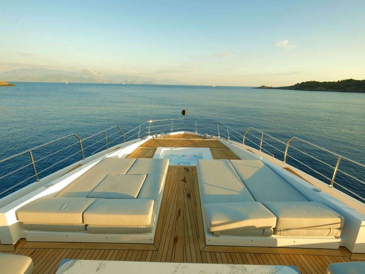 LOVE T Azimut Grande 35m - foredeck bronzing area LOVE T Azimut Grande 35m - foredeck bronzing area