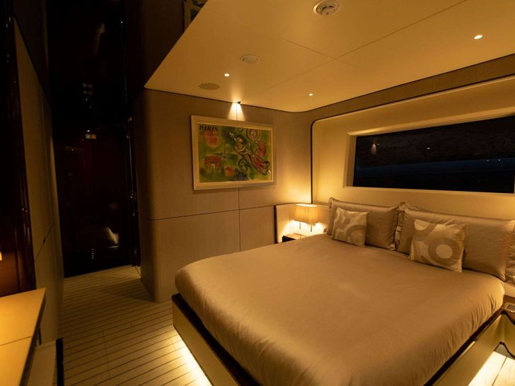 LOVE T Azimut Grande 35m - VIP cabin 1 LOVE T Azimut Grande 35m - VIP cabin 1