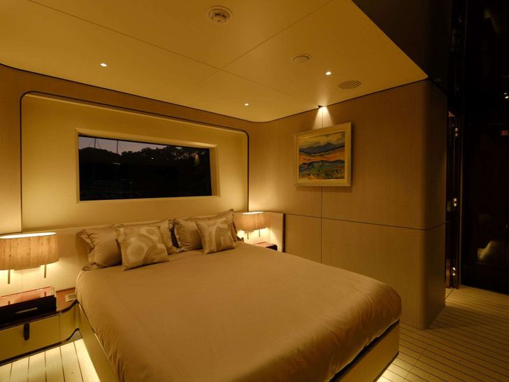 LOVE T Azimut Grande 35m - VIP cabin 2 LOVE T Azimut Grande 35m - VIP cabin 2
