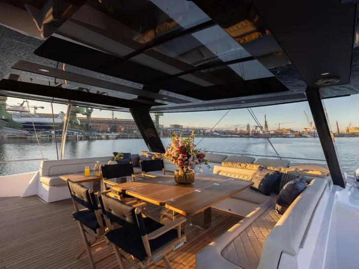 MOON 60 HULL 8 2025 - flybridge dining area MOON 60 HULL 8 2025 - flybridge dining area