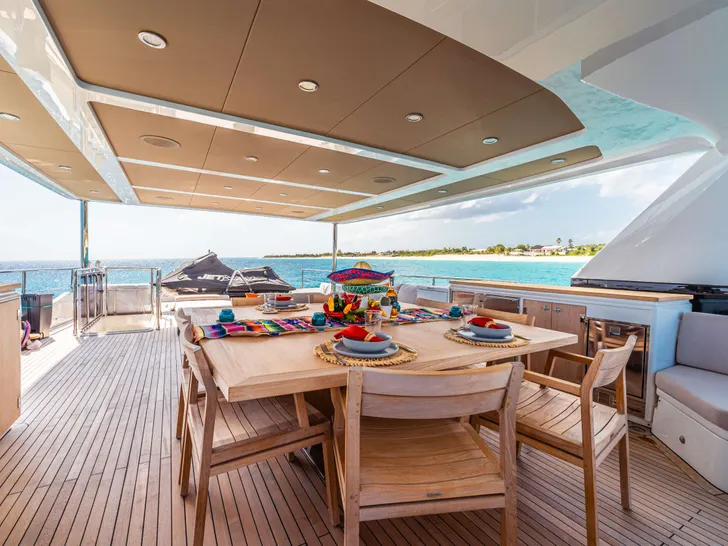 EXIT STRATEGY Numarine 26 XP - sundeck dining area EXIT STRATEGY Numarine 26 XP - sundeck dining area
