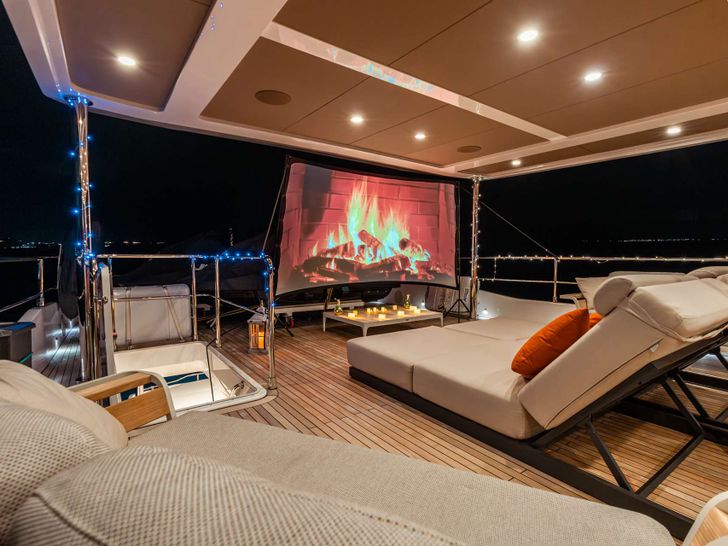 EXIT STRATEGY Numarine 26 XP - sundeck outdoor cinema EXIT STRATEGY Numarine 26 XP - sundeck outdoor cinema