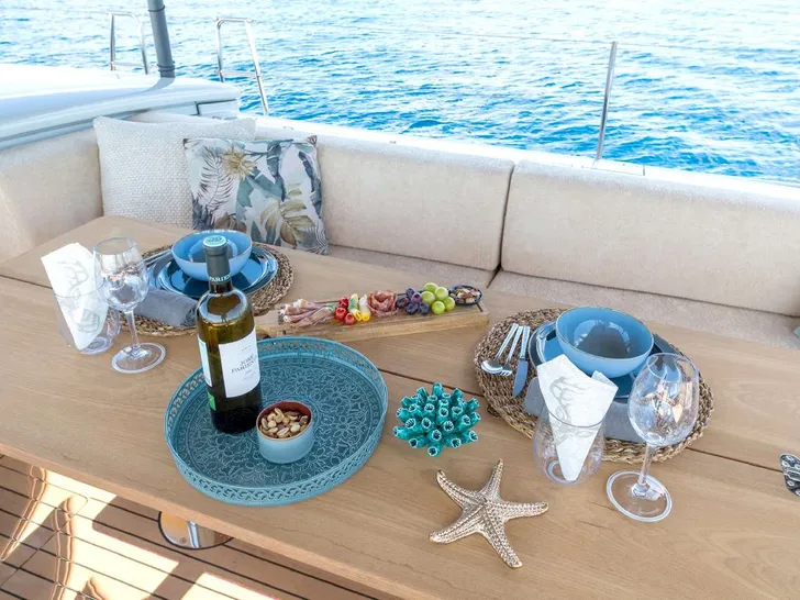 YUME YYacht Y7 - upper deck table YUME YYacht Y7 - upper deck table