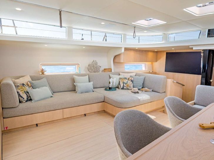 YUME YYacht Y7 - saloon YUME YYacht Y7 - saloon