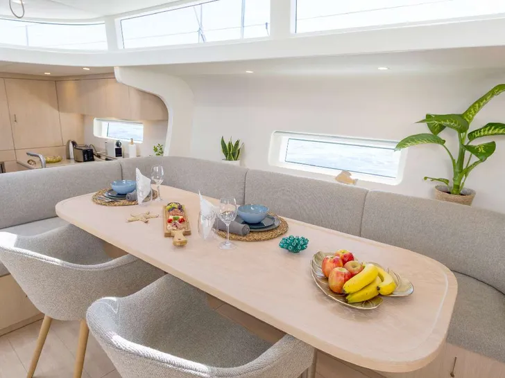 YUME YYacht Y7 - dining area YUME YYacht Y7 - dining area