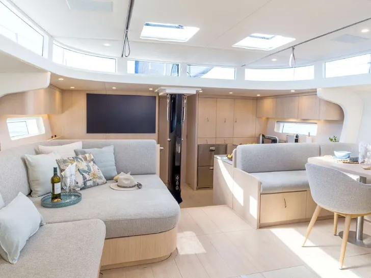 YUME YYacht Y7 - saloon seating with TV YUME YYacht Y7 - saloon seating with TV