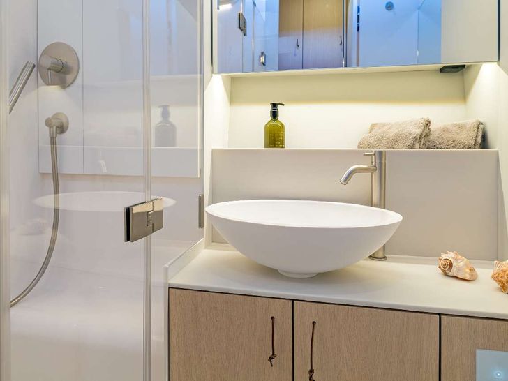YUME YYacht Y7 - master cabin bathroom YUME YYacht Y7 - master cabin bathroom