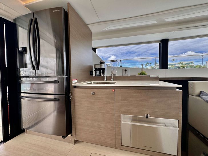 BRU SEA Leopard 53 - Galley Lavatory BRU SEA Leopard 53 - Galley Lavatory