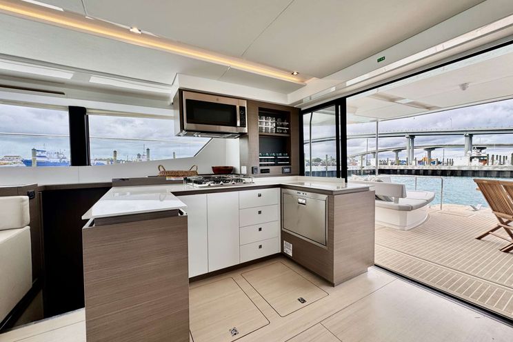 Charter Yacht BRU SEA - Leopard 53 - 3 Cabins - Nassau - Exumas - Bahamas