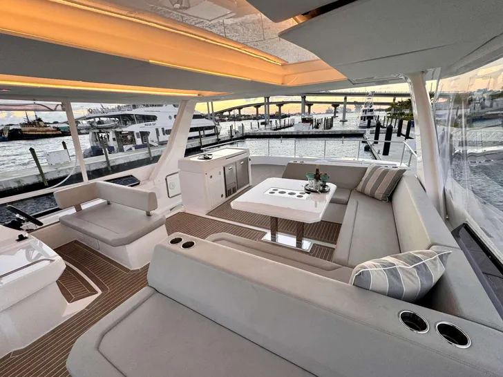 BRU SEA Leopard 53 - Flybridge Seating BRU SEA Leopard 53 - Flybridge Seating