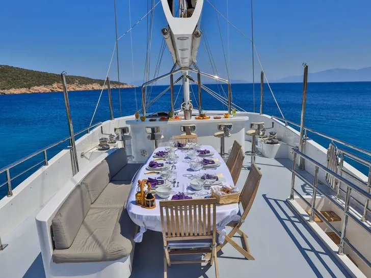 CANARIA Custom 37m - alfresco dining set up CANARIA Custom 37m - alfresco dining set up