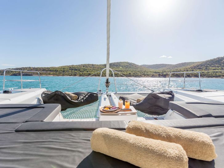 BABALU 51 Lagoon 51 - foredeck bronzing area and net trampolines BABALU 51 Lagoon 51 - foredeck bronzing area and net trampolines