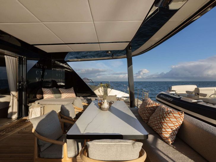 OTOCTONE Sunreef 80 aft alfresco dining area