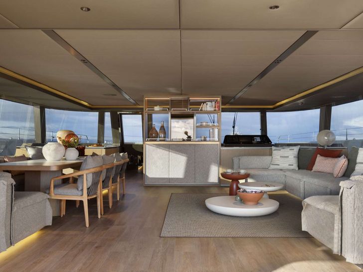 OTOCTONE Sunreef 80 - saloon and indoor dining area OTOCTONE Sunreef 80 - saloon and indoor dining area