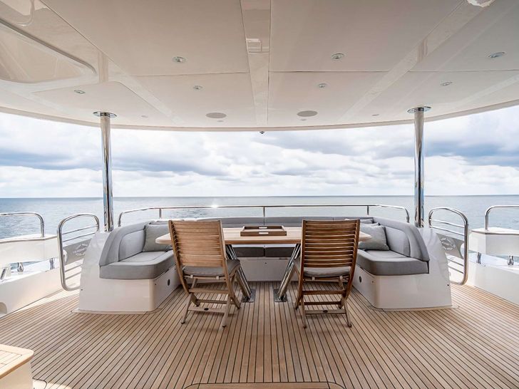 QUANTUM Sunseeker 92 - flybridge dining QUANTUM Sunseeker 92 - flybridge dining