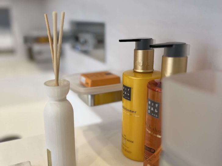 THE BLUE DREAM Fountaine Pajot 67 - toiletries THE BLUE DREAM Fountaine Pajot 67 - toiletries