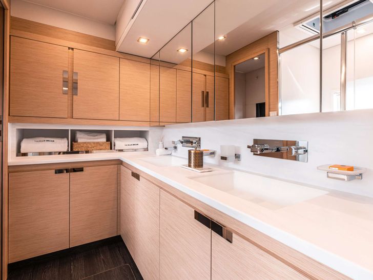 THE BLUE DREAM Fountaine Pajot 67 - master cabin bathroom THE BLUE DREAM Fountaine Pajot 67 - master cabin bathroom