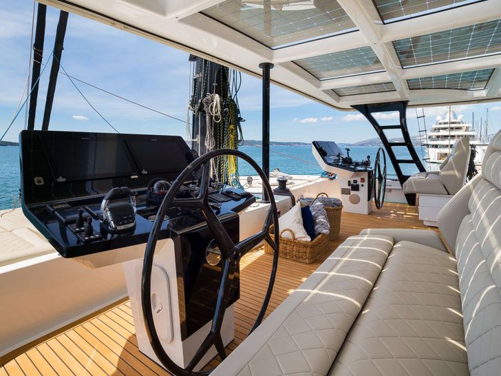 DESSUS Sunreef 60 - flybridge helm DESSUS Sunreef 60 - flybridge helm