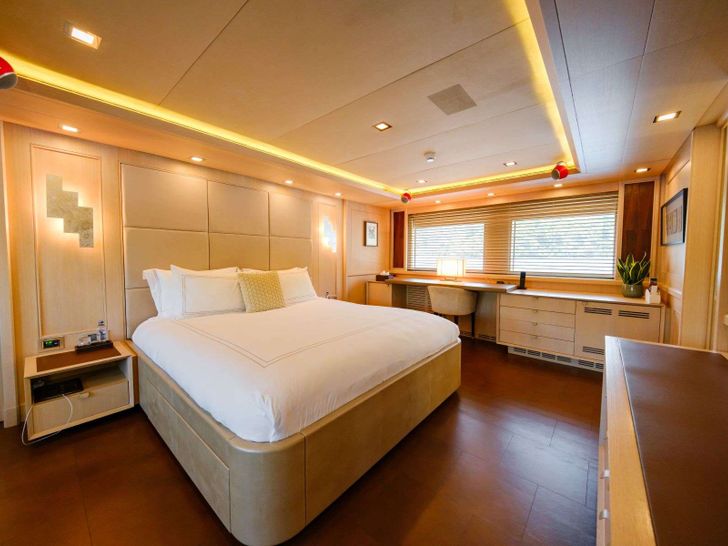 POLARIS CRN Ancona 43 - master cabin bed POLARIS CRN Ancona 43 - master cabin bed