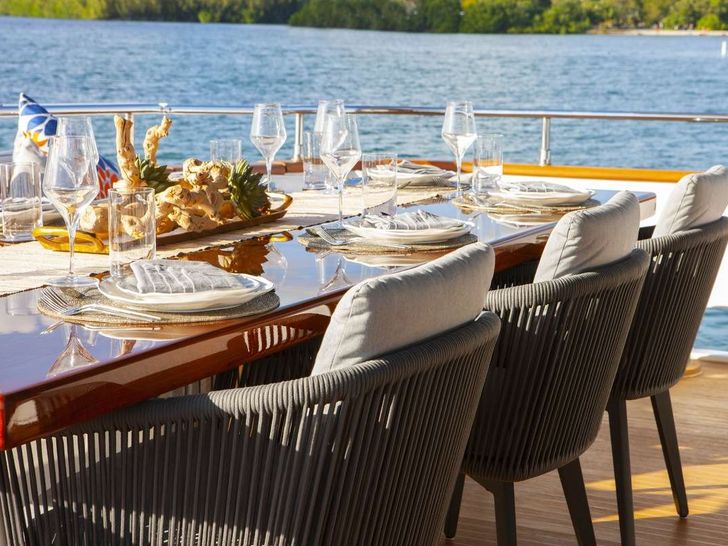 DADDY Sanlorenzo SL108 alfresco dining set up DADDY Sanlorenzo SL108 alfresco dining set up