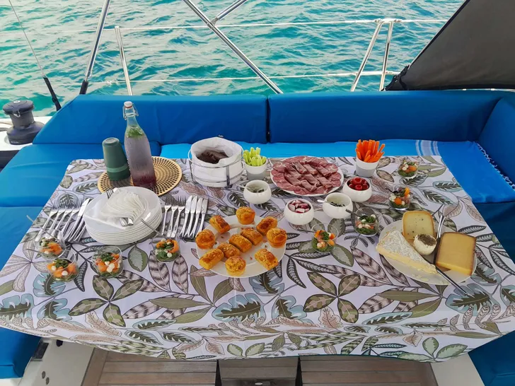 MAHINA 3 CNB Bordeaux 21m - cheese and cold cuts MAHINA 3 CNB Bordeaux 21m - cheese and cold cuts