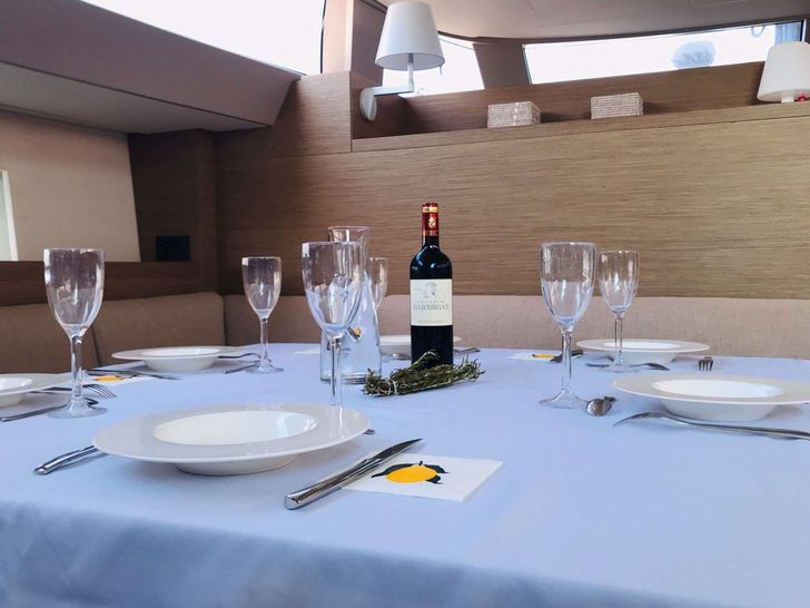 MAHINA 3 CNB Bordeaux 21m - indoor dining set up MAHINA 3 CNB Bordeaux 21m - indoor dining set up