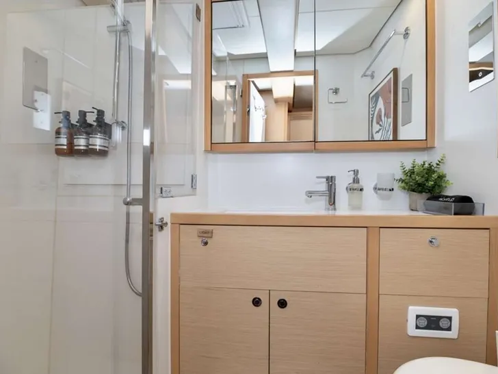 DO MORE Lagoon 620 - VIP cabin bathroom DO MORE Lagoon 620 - VIP cabin bathroom