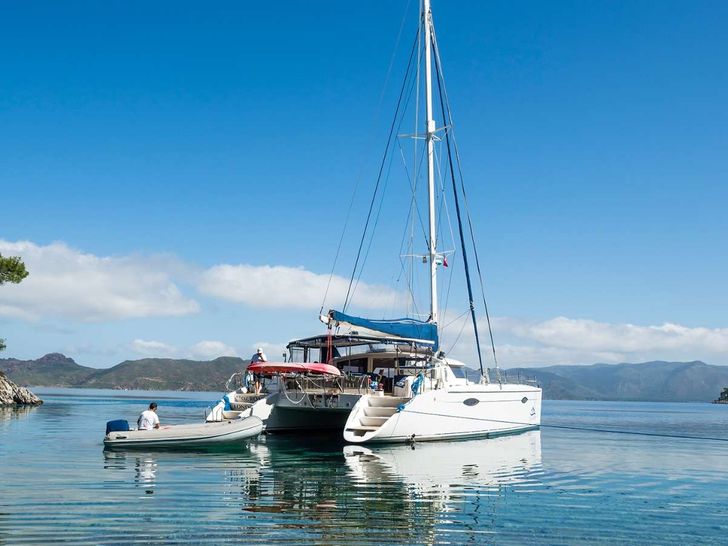 ZORBA CAT Fountaine Pajot Eleuthera 60 anchored ZORBA CAT Fountaine Pajot Eleuthera 60 anchored