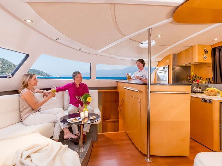 ZORBA CAT Fountaine Pajot Eleuthera 60 saloon seating area with bar ZORBA CAT Fountaine Pajot Eleuthera 60 saloon seating area with bar