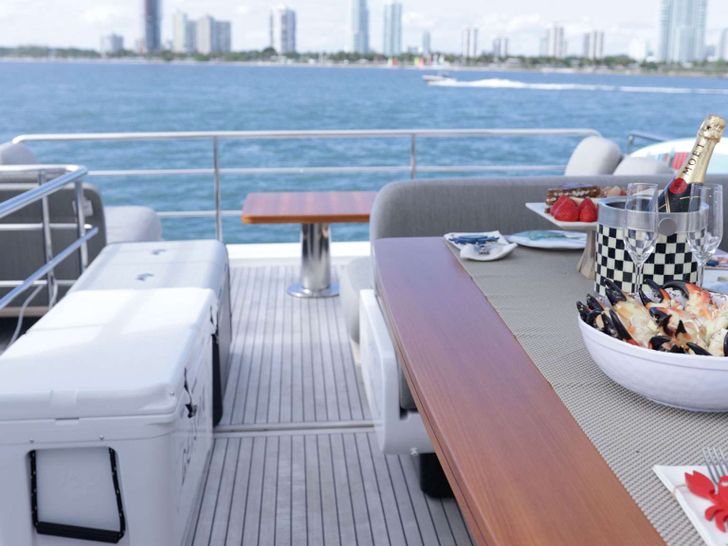 GEISHA Azimut 60 Fly - wine on the flybridge GEISHA Azimut 60 Fly - wine on the flybridge