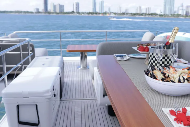 Charter Yacht GEISHA - Azimut 60 Fly - 3 Cabins - Nassau - Exumas - Bahamas