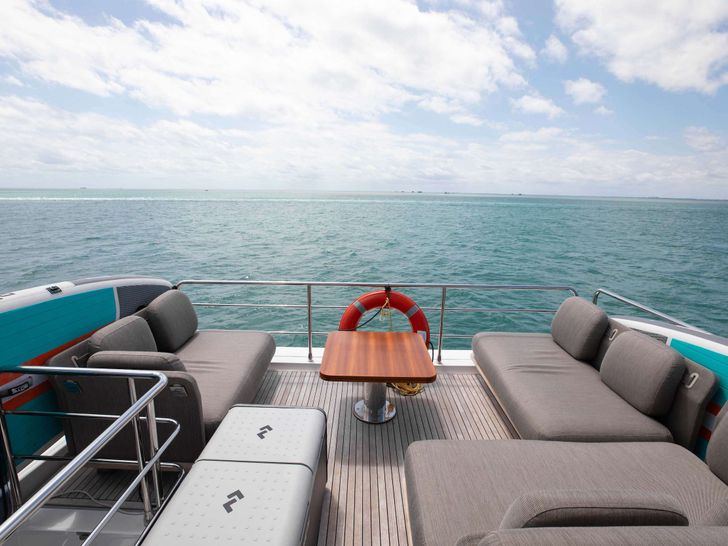 GEISHA Azimut 60 Fly - flybridge alfresco lounge GEISHA Azimut 60 Fly - flybridge alfresco lounge
