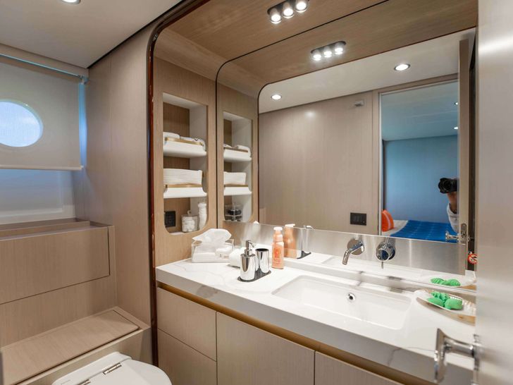 GEISHA Azimut 60 Fly - master cabin bathroom GEISHA Azimut 60 Fly - master cabin bathroom