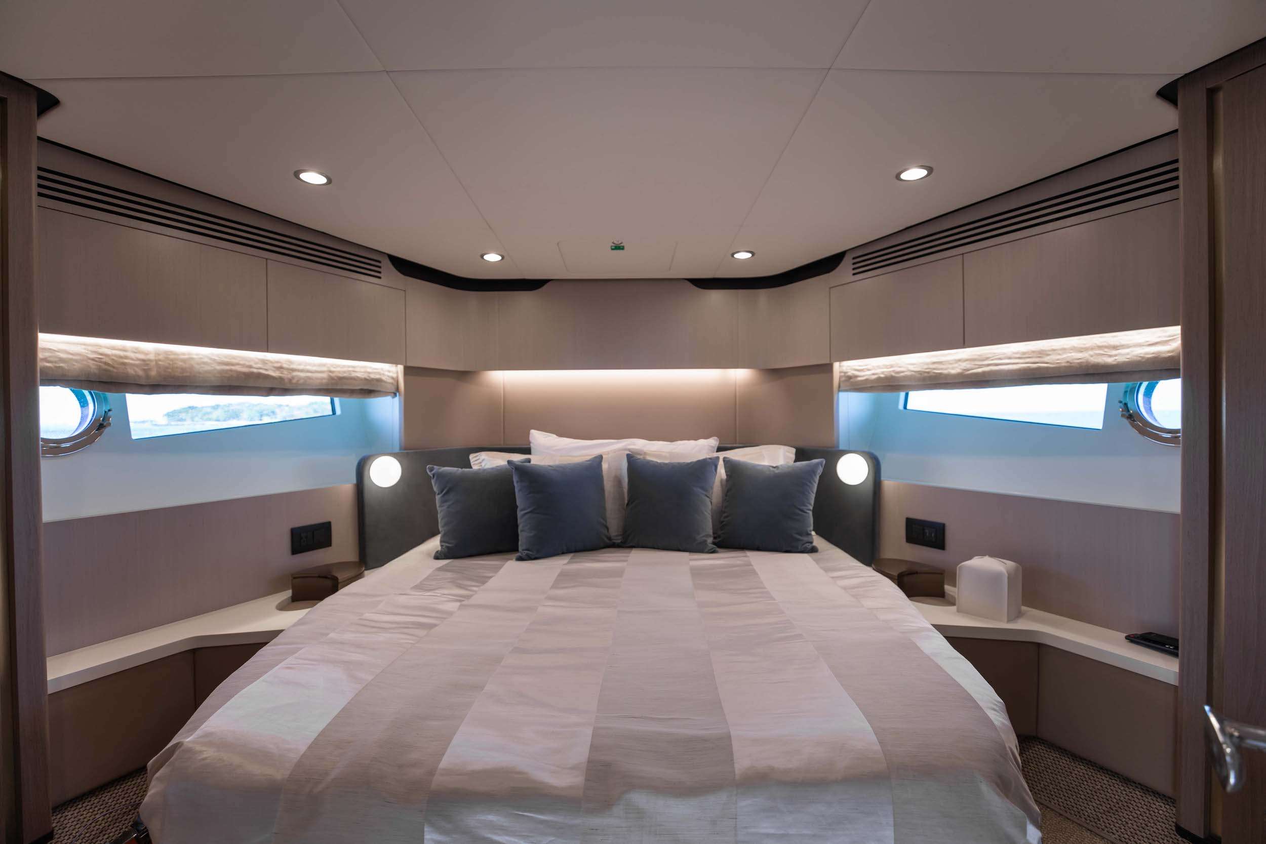 Charter Yacht GEISHA - Azimut 60 Fly - 3 Cabins - Nassau - Exumas - Bahamas