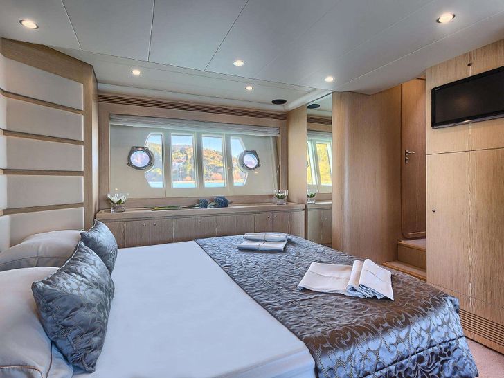KIMON Ferretti 620 - master cabin bed and TV KIMON Ferretti 620 - master cabin bed and TV