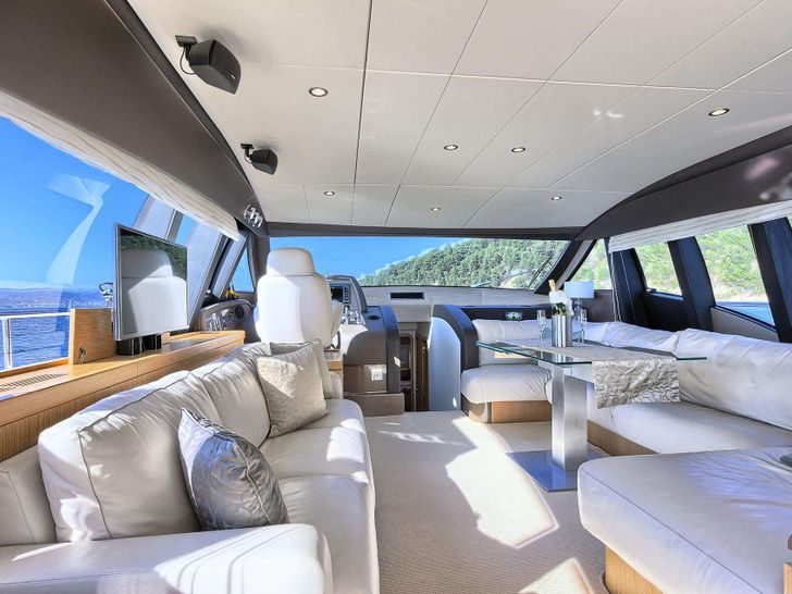 KIMON Ferretti 620 - saloon seating KIMON Ferretti 620 - saloon seating