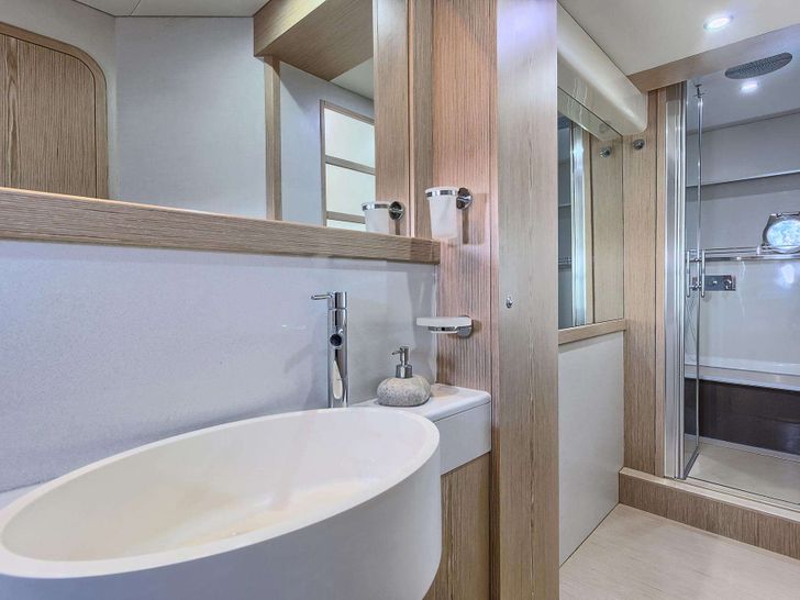 KIMON Ferretti 620 - VIP cabin bathroom KIMON Ferretti 620 - VIP cabin bathroom