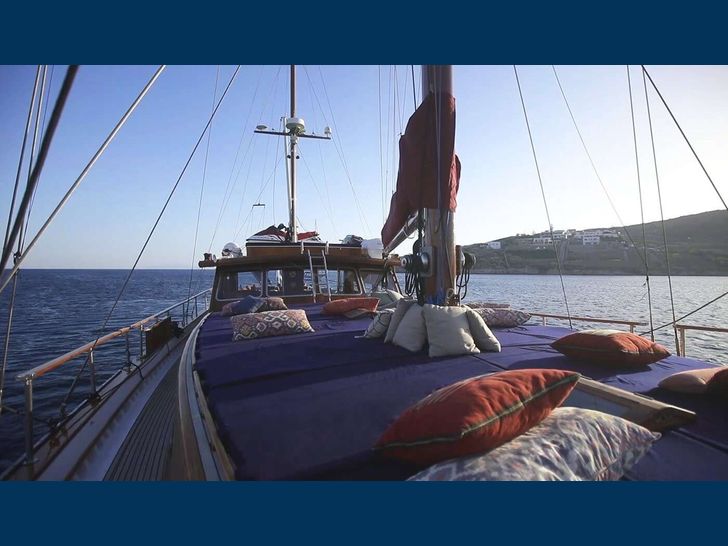 SEATZEN Custom Sailing Yacht 22m cushioned bronzing area with pillows