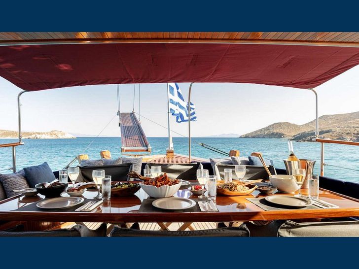 SEATZEN Custom Sailing Yacht 22m aft alfresco dining area