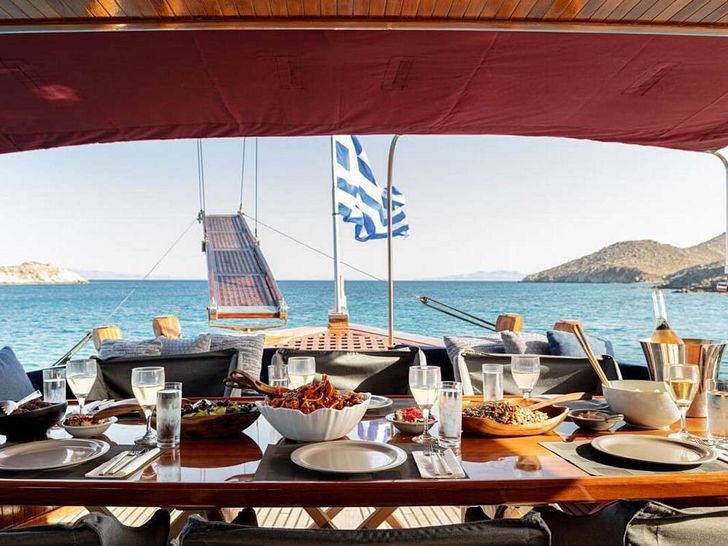 SEATZEN Psaros 21m - aft alfresco dining area SEATZEN Psaros 21m - aft alfresco dining area