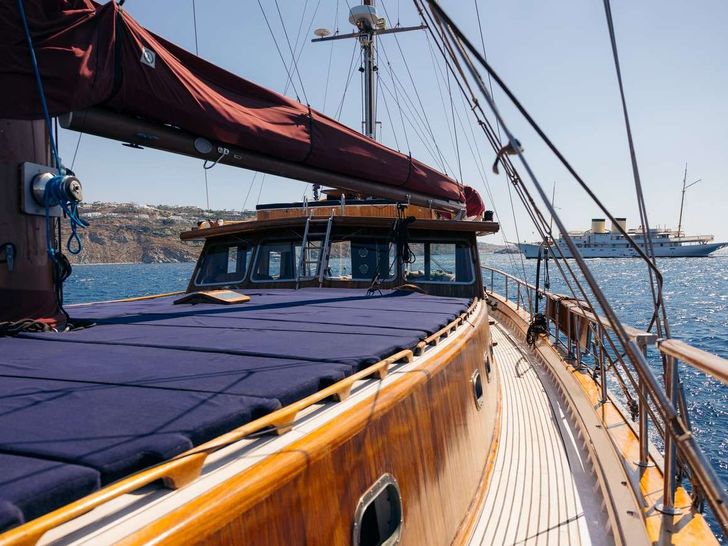 SEATZEN Psaros 21m - under the sail bronzing area SEATZEN Psaros 21m - under the sail bronzing area